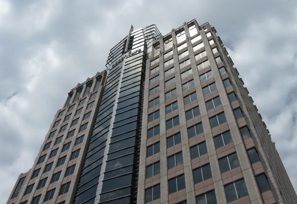 Το κτίριο της Accenture στο Reston της Βιρτζίνια, με την εταιρική επιγραφή στην πρόσοψη