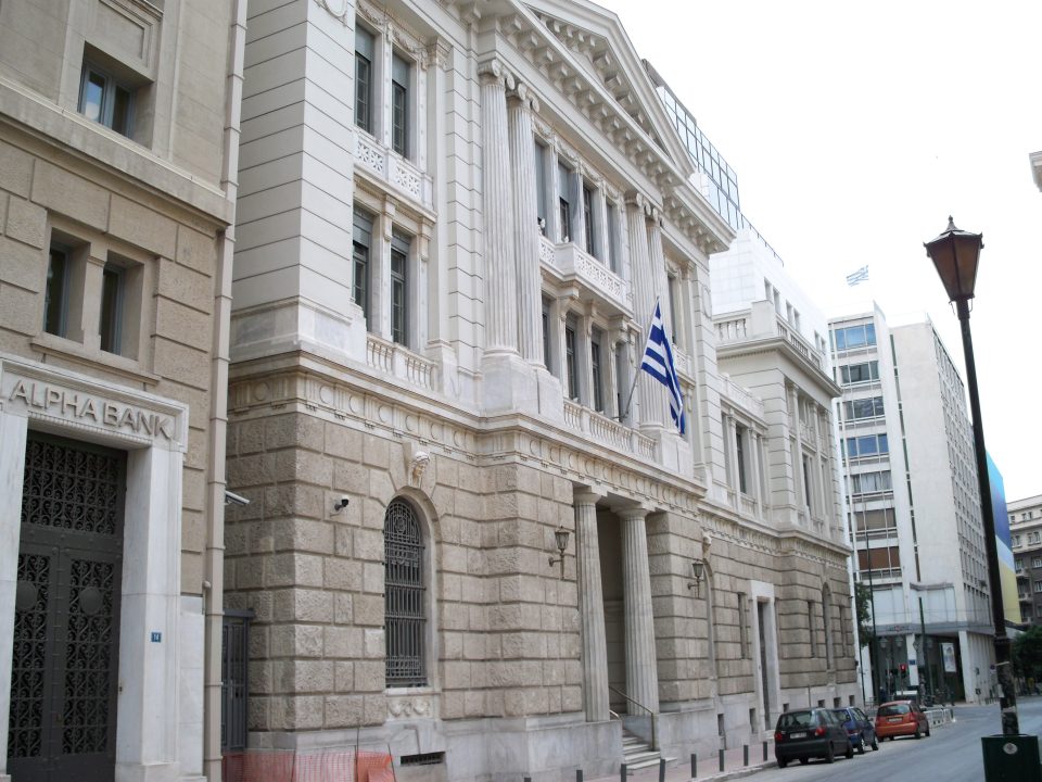 Νεοκλασικό κτίριο της Alpha Bank στην Αθήνα, σε φωτογραφία αρχείου