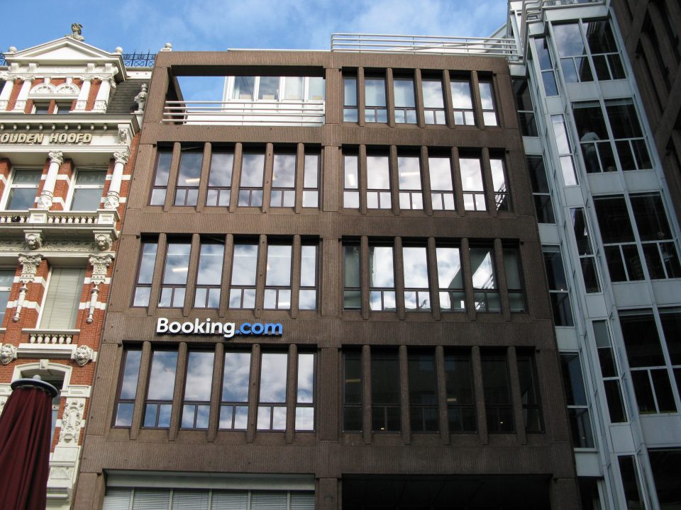 Κτίριο με την επιγραφή Booking.com στο Άμστερνταμ, σε φωτογραφία αρχείου του 2015