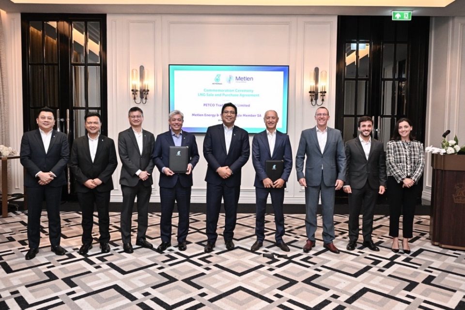 Στελέχη της Metlen και της Petronas στην τελετή για τη συμφωνία προμήθειας LNG